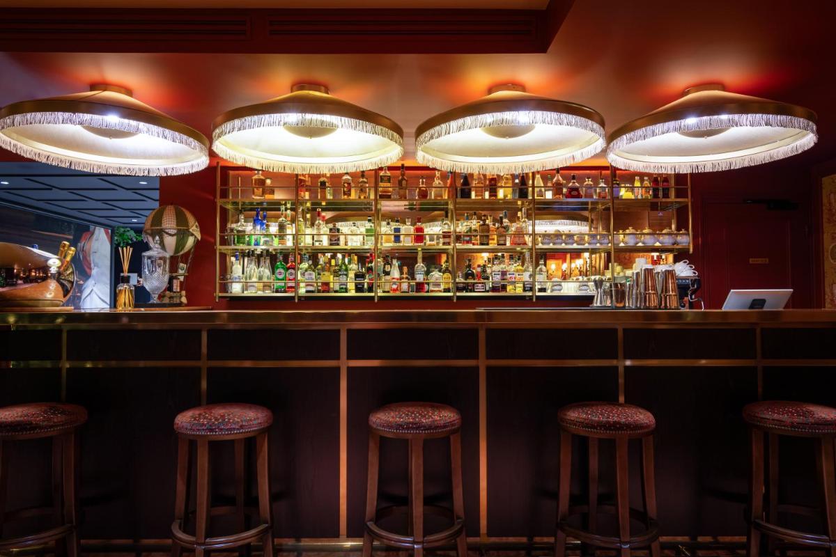 Salon ou bar de l'établissement Hôtel & SPA Napoléon