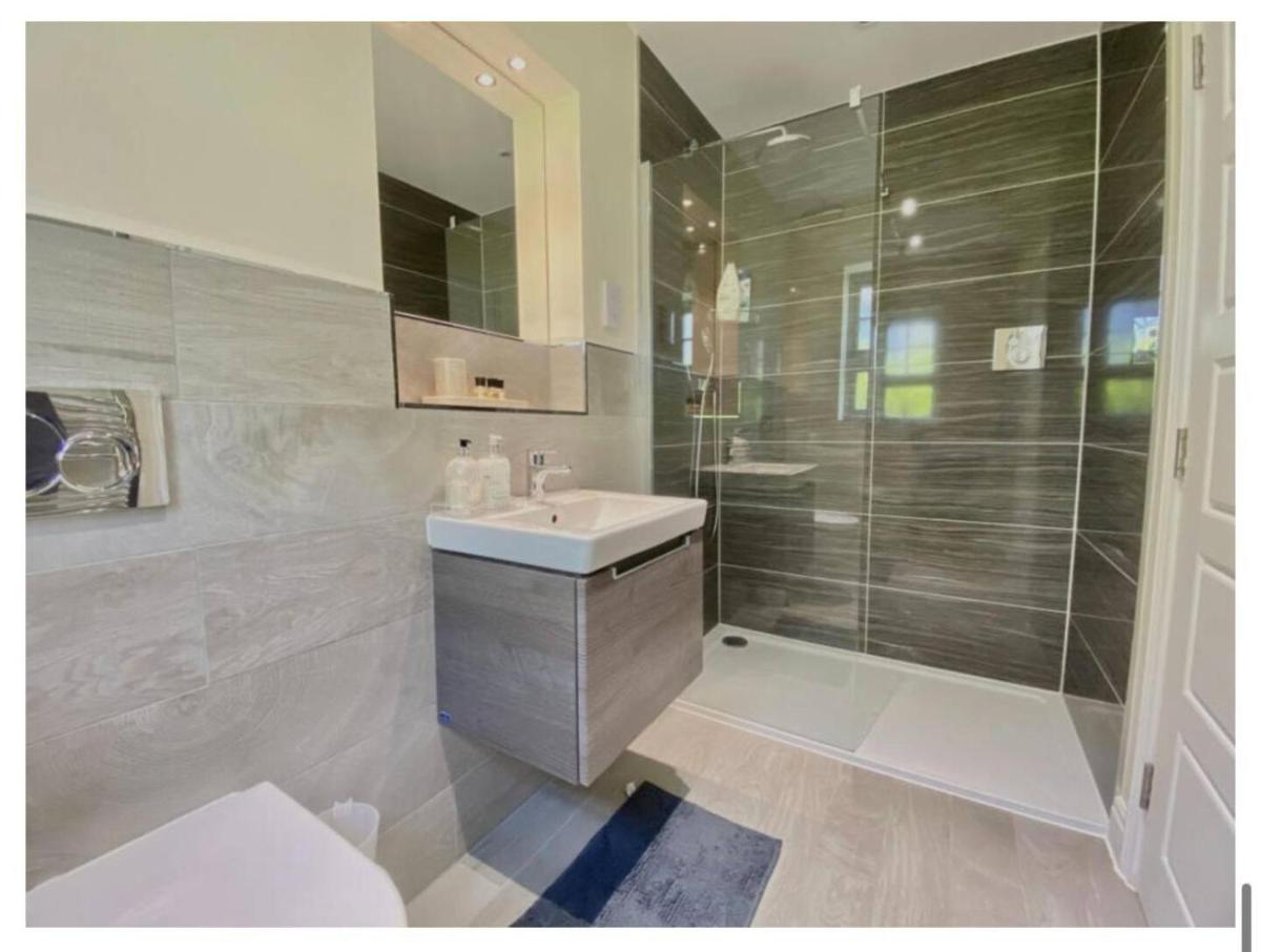 Lux 6 Bed Contractor Relocation House, Free Parking On Site, 30 Percent Off Long Stays - Housity
