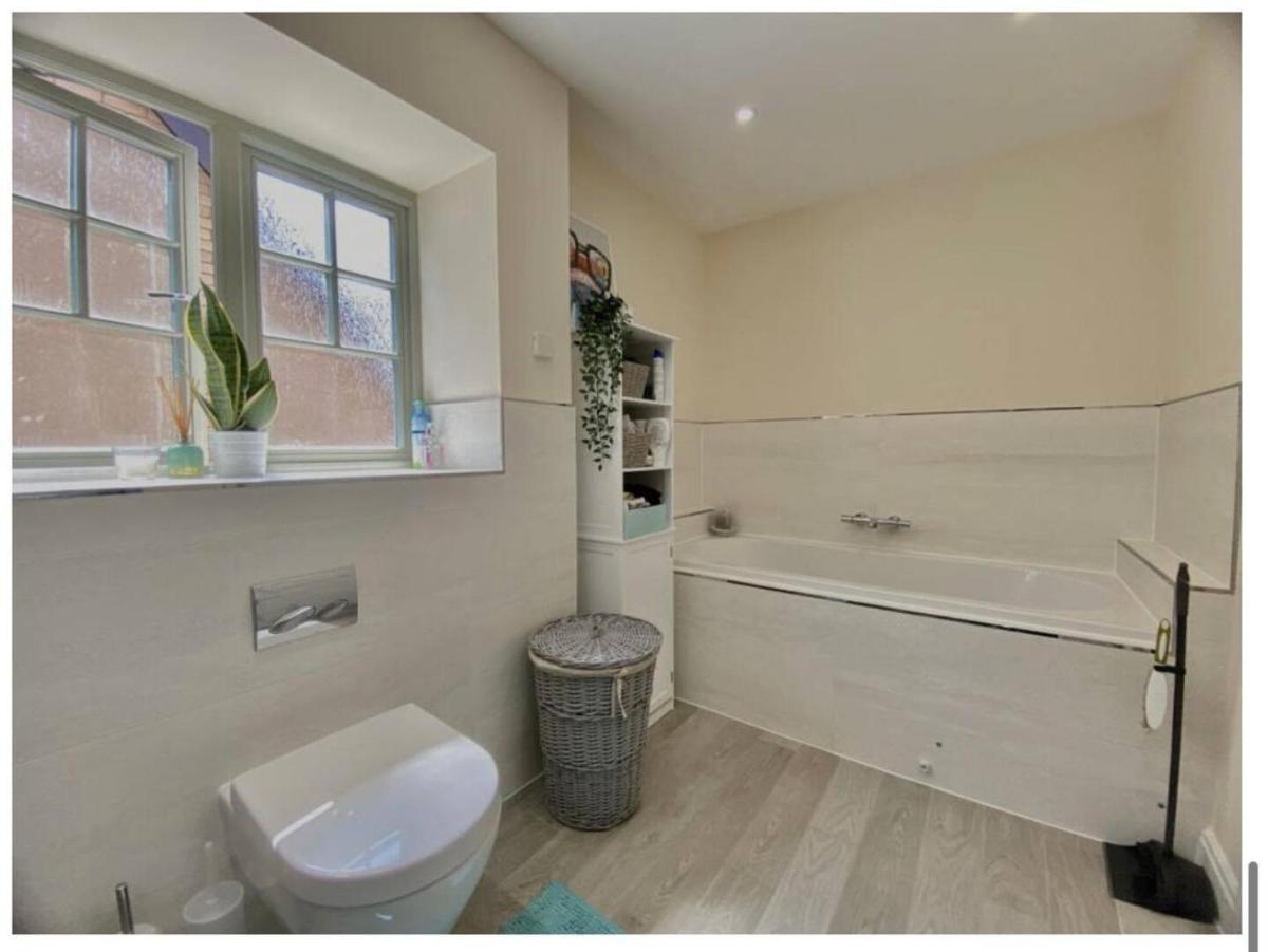 Lux 6 Bed Contractor Relocation House, Free Parking On Site, 30 Percent Off Long Stays - Housity
