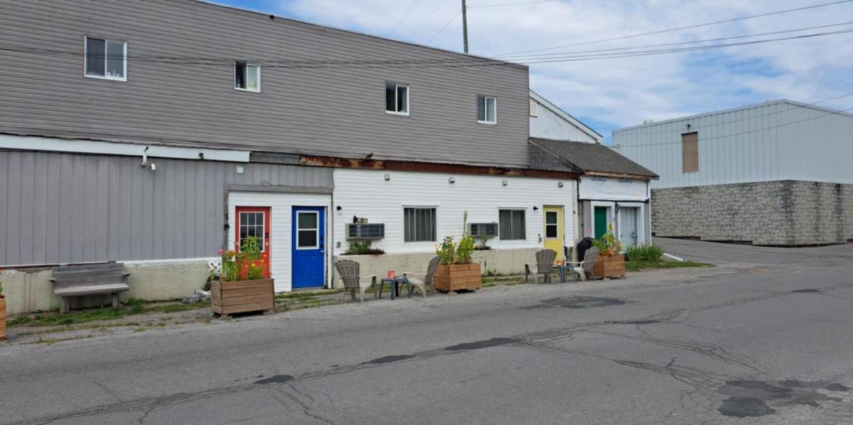 Campbellford Studio Apt 5 - Housity