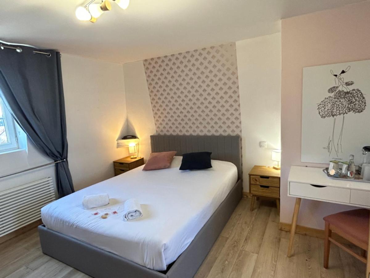 - une chambre avec un lit blanc, un bureau et une fenêtre dans l'établissement Logis Hôtel Restaurant SPA Le Tosny, à Épaignes