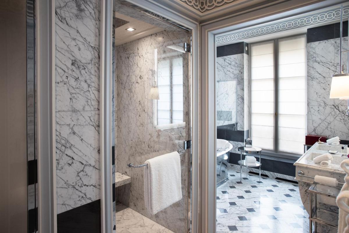 Salle de bains dans l'établissement La Réserve Paris Hotel & Spa