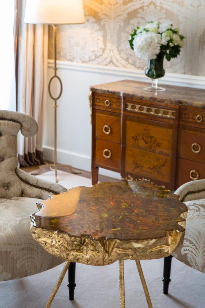 Coin salon dans l'établissement La Réserve Paris Hotel & Spa