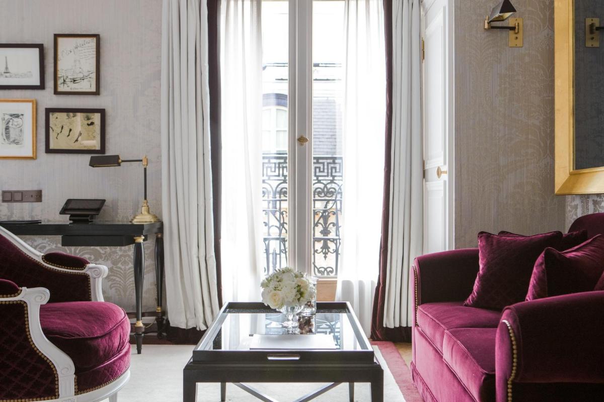 Coin salon dans l'établissement La Réserve Paris Hotel & Spa