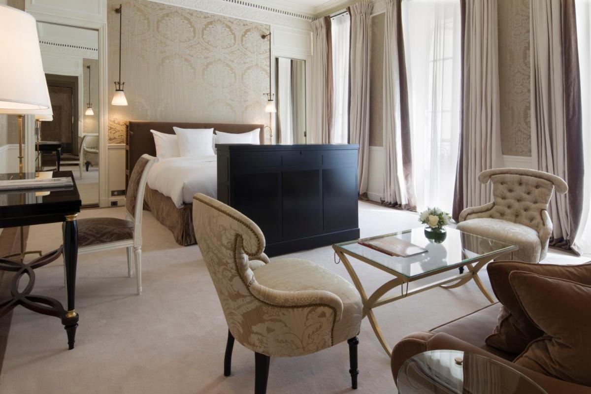une chambre d'hôtel avec un lit et une télévision dans l'établissement La Réserve Paris Hotel & Spa, à Paris