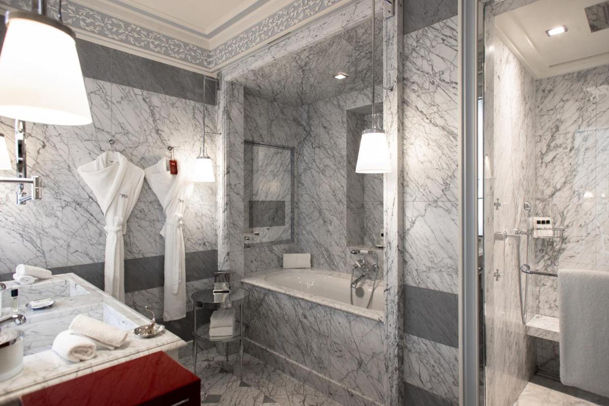 Salle de bains dans l'établissement La Réserve Paris Hotel & Spa