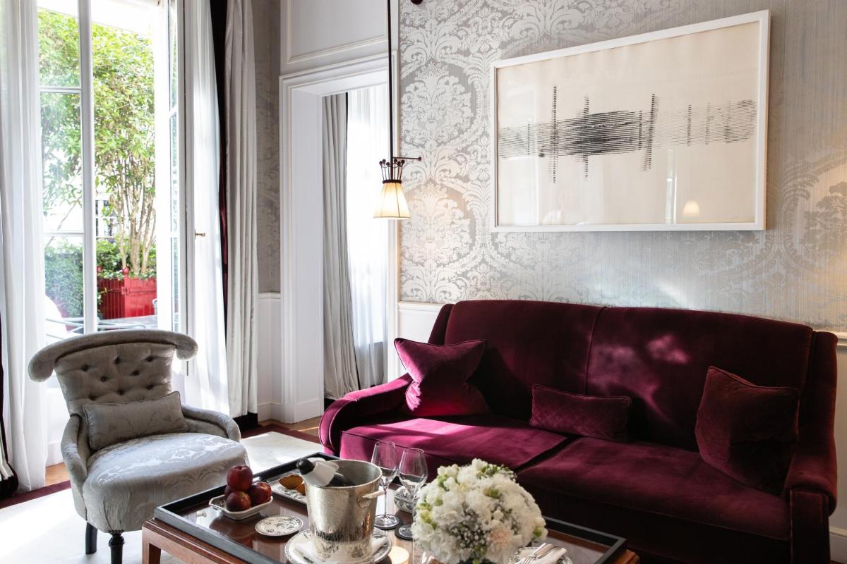 Coin salon dans l'établissement La Réserve Paris Hotel & Spa