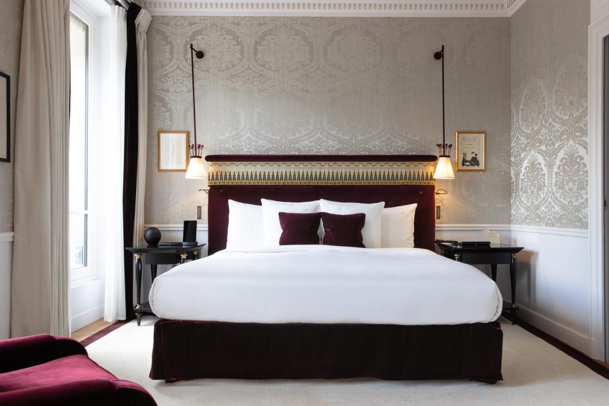 Un ou plusieurs lits dans un hébergement de l'établissement La Réserve Paris Hotel & Spa