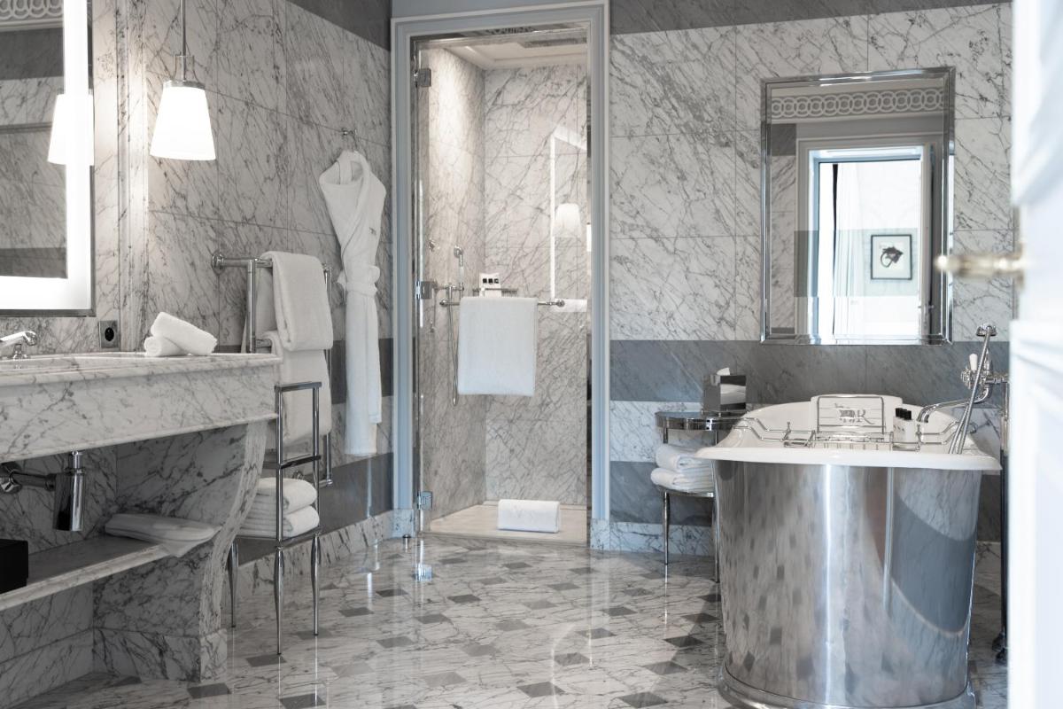 Salle de bains dans l'établissement La Réserve Paris Hotel & Spa