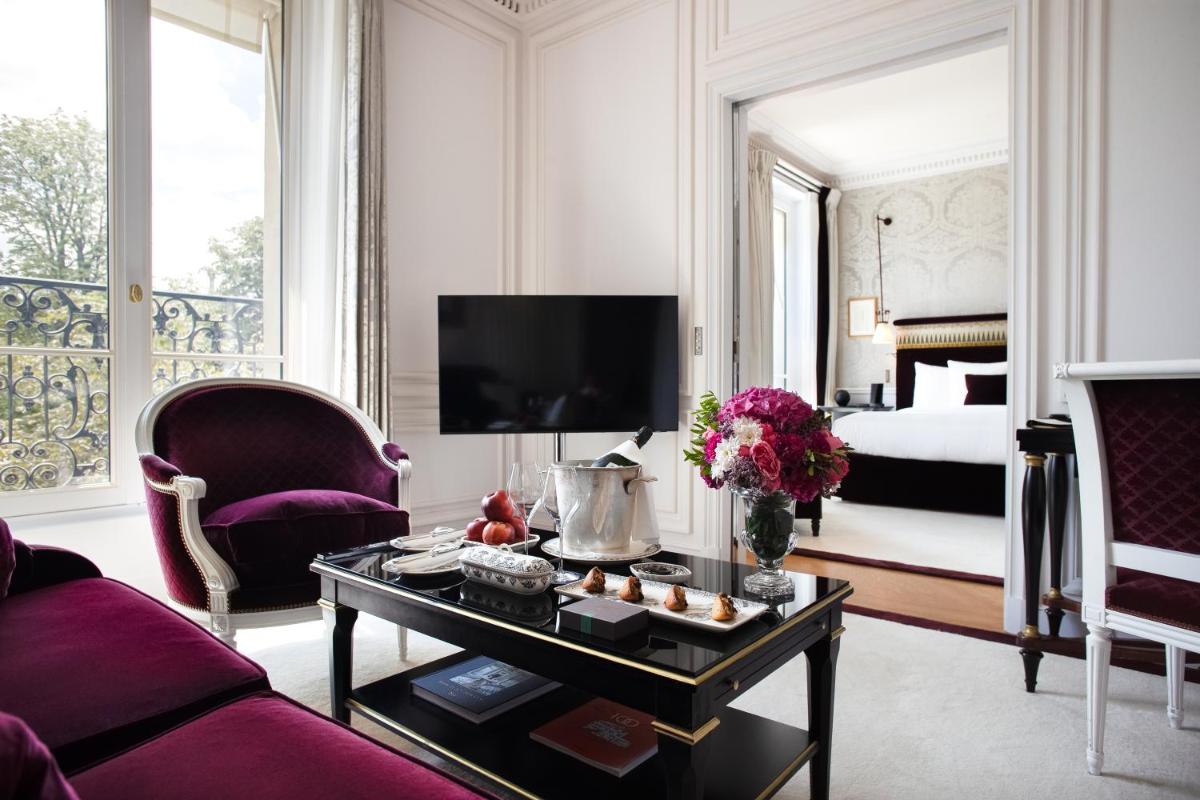 Télévision ou salle de divertissement dans l'établissement La Réserve Paris Hotel & Spa
