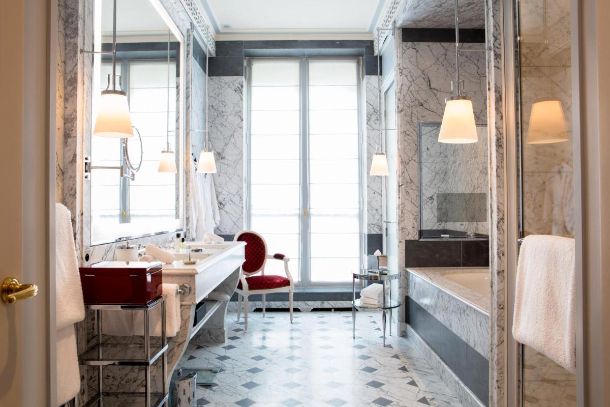 Coin salon dans l'établissement La Réserve Paris Hotel & Spa