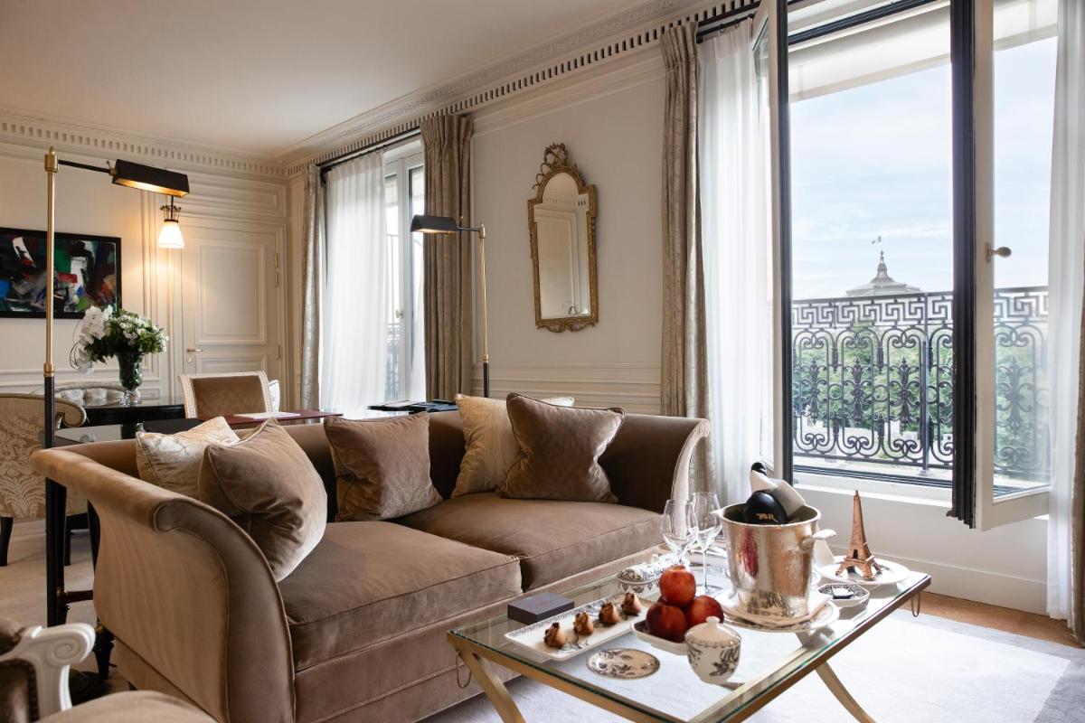 Coin salon dans l'établissement La Réserve Paris Hotel & Spa