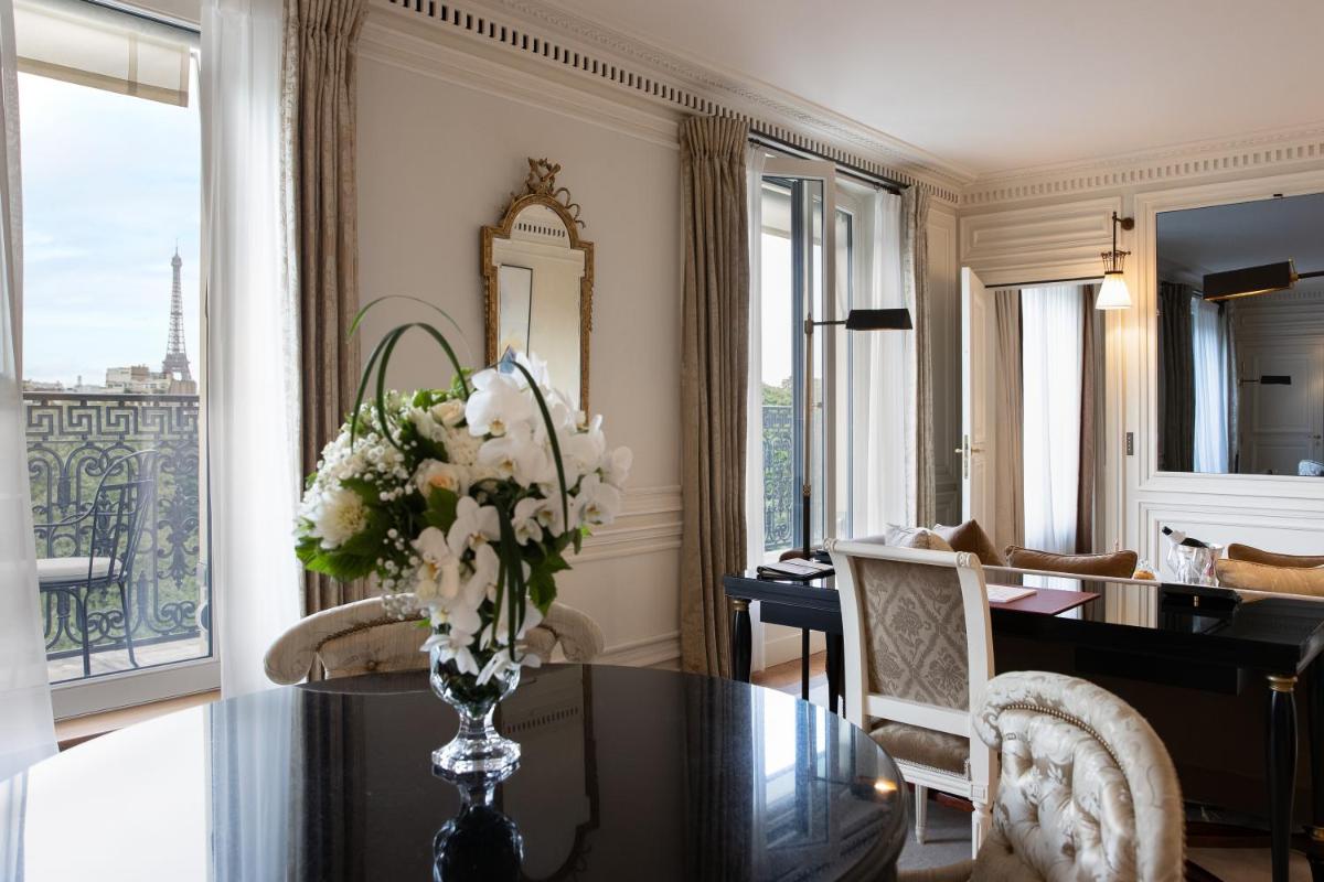 Coin salon dans l'établissement La Réserve Paris Hotel & Spa