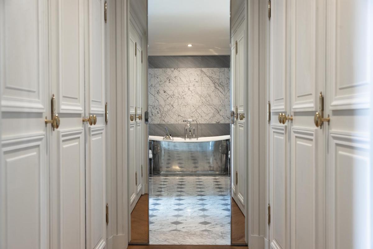 Un ou plusieurs lits dans un hébergement de l'établissement La Réserve Paris Hotel & Spa