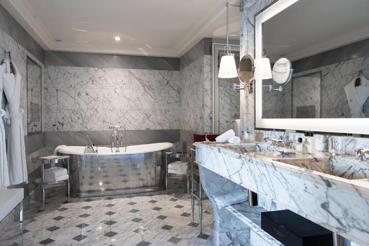 Salle de bains dans l'établissement La Réserve Paris Hotel & Spa