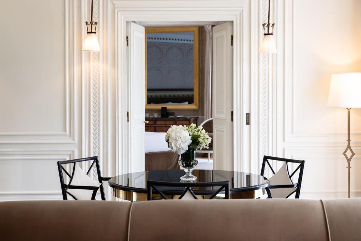 Coin salon dans l'établissement La Réserve Paris Hotel & Spa