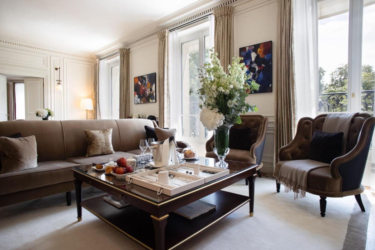 Coin salon dans l'établissement La Réserve Paris Hotel & Spa