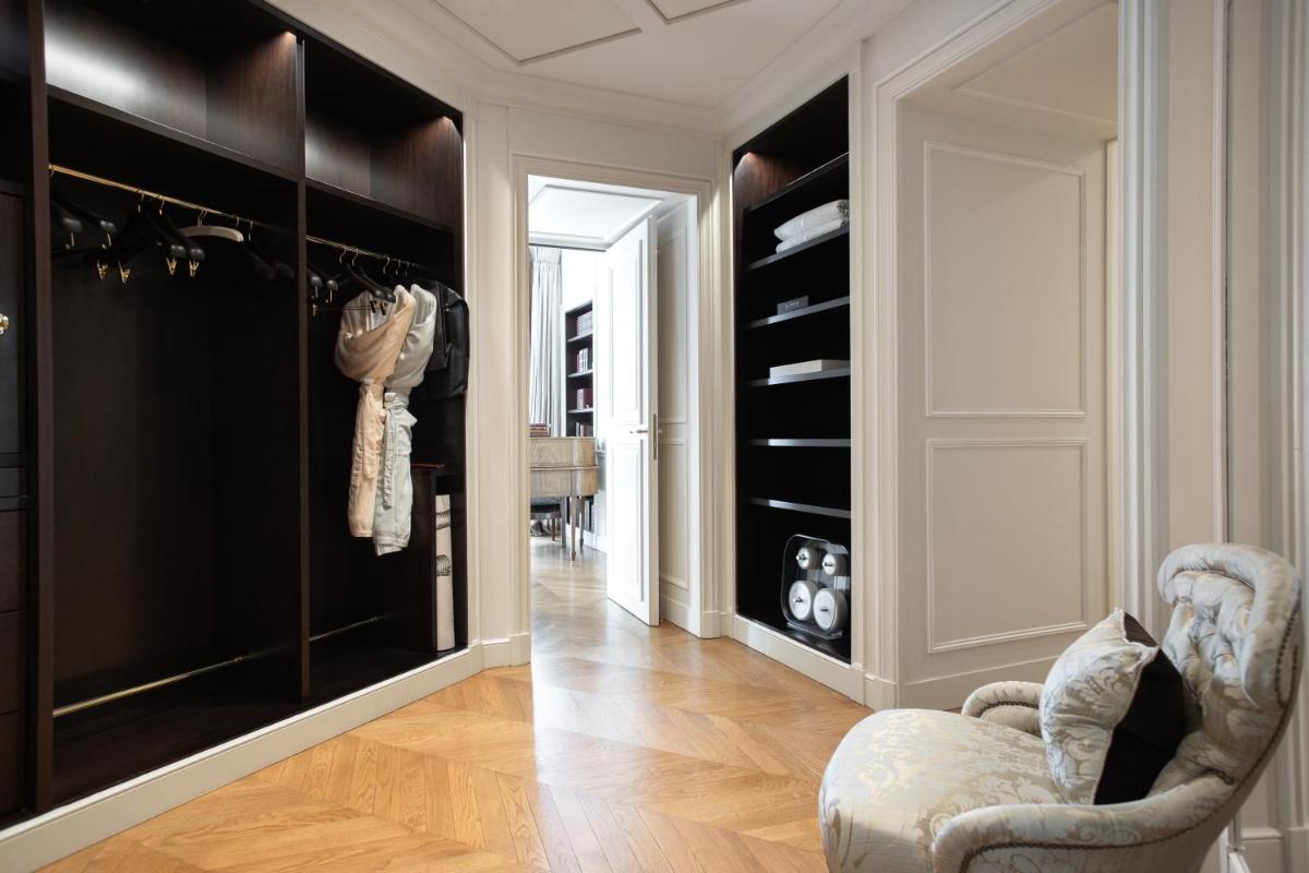 Coin salon dans l'établissement La Réserve Paris Hotel & Spa