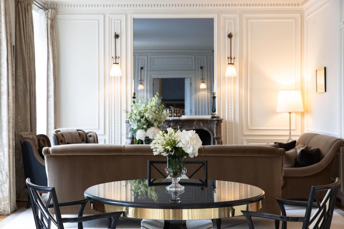 Coin salon dans l'établissement La Réserve Paris Hotel & Spa