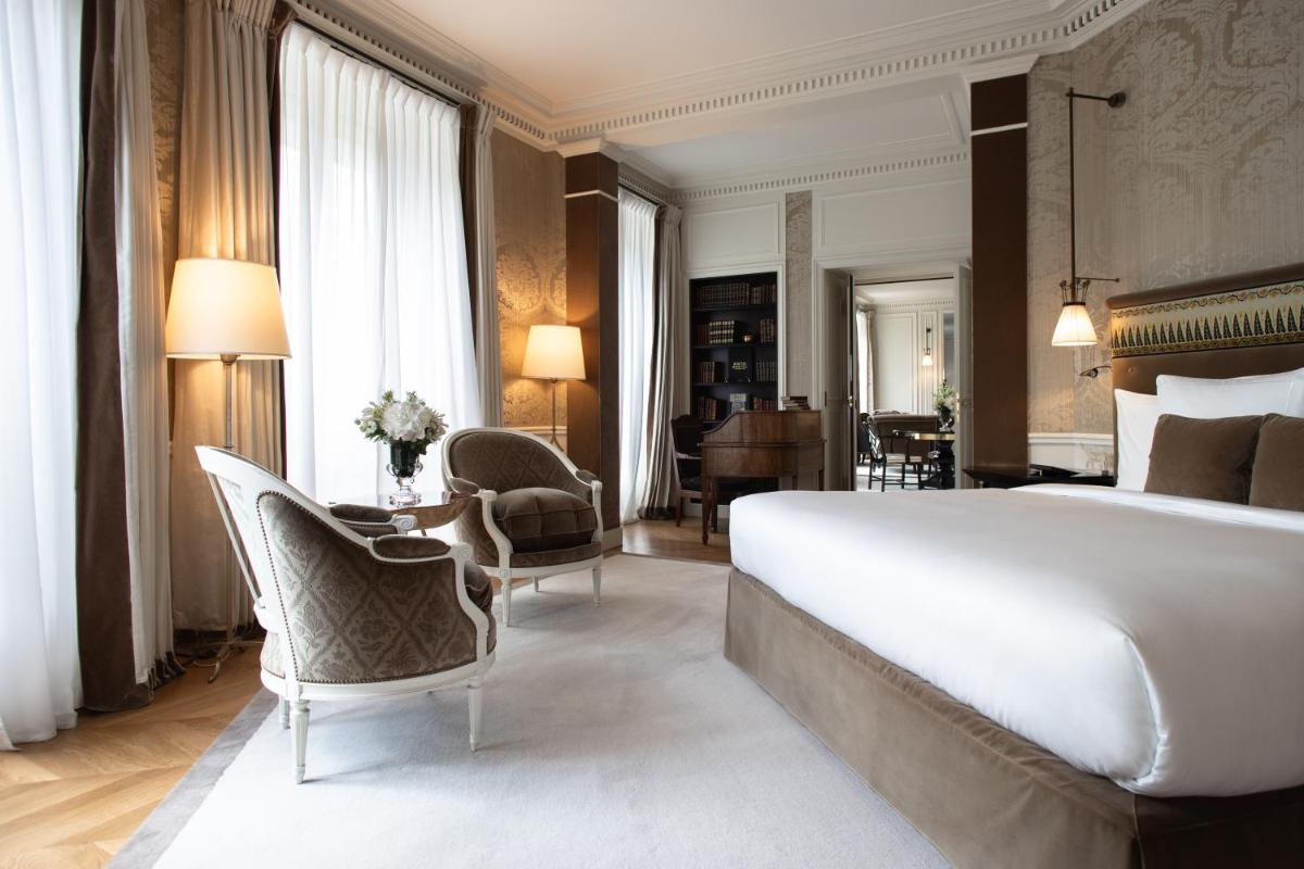 Un ou plusieurs lits dans un hébergement de l'établissement La Réserve Paris Hotel & Spa