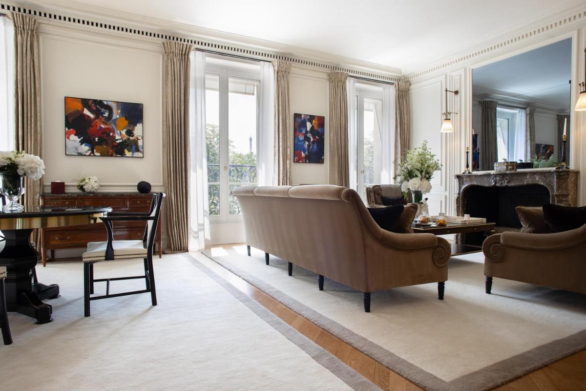 Coin salon dans l'établissement La Réserve Paris Hotel & Spa