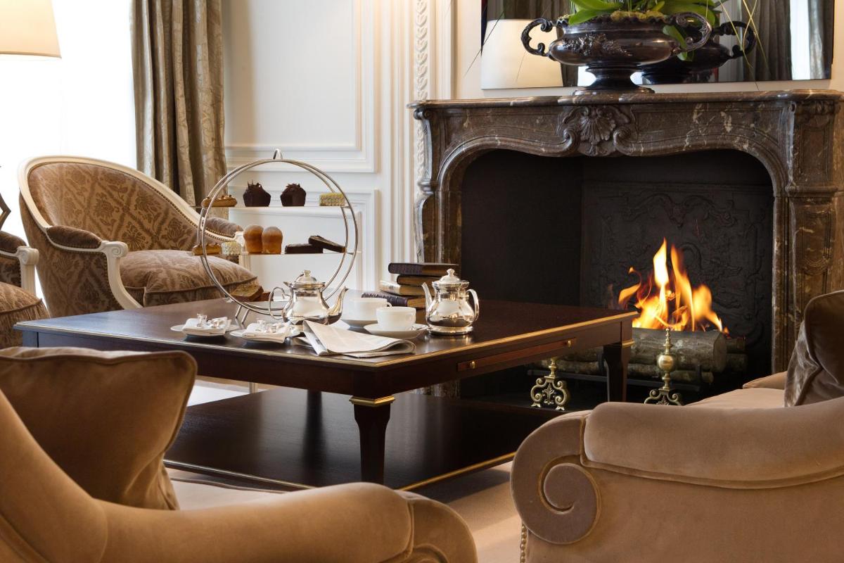 Coin salon dans l'établissement La Réserve Paris Hotel & Spa