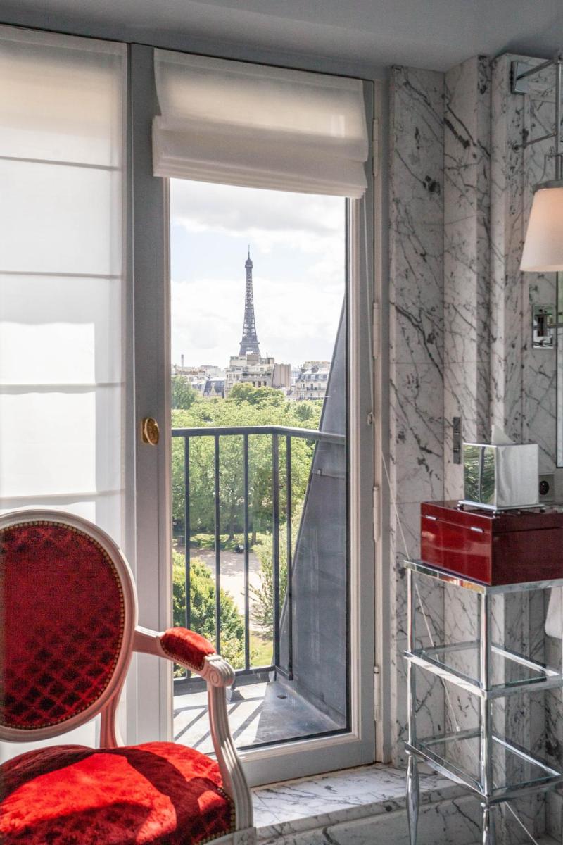 Coin salon dans l'établissement La Réserve Paris Hotel & Spa