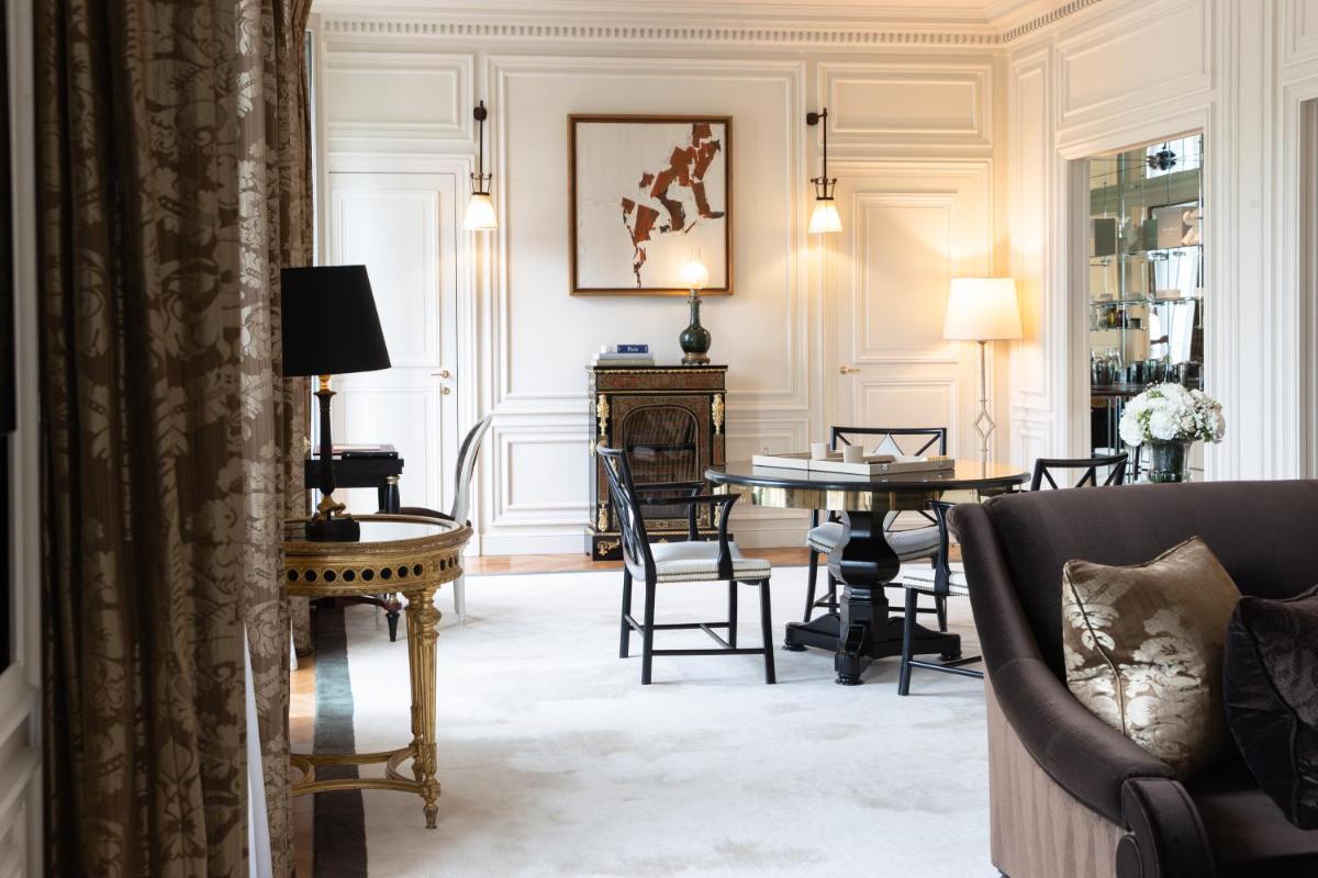 Coin salon dans l'établissement La Réserve Paris Hotel & Spa