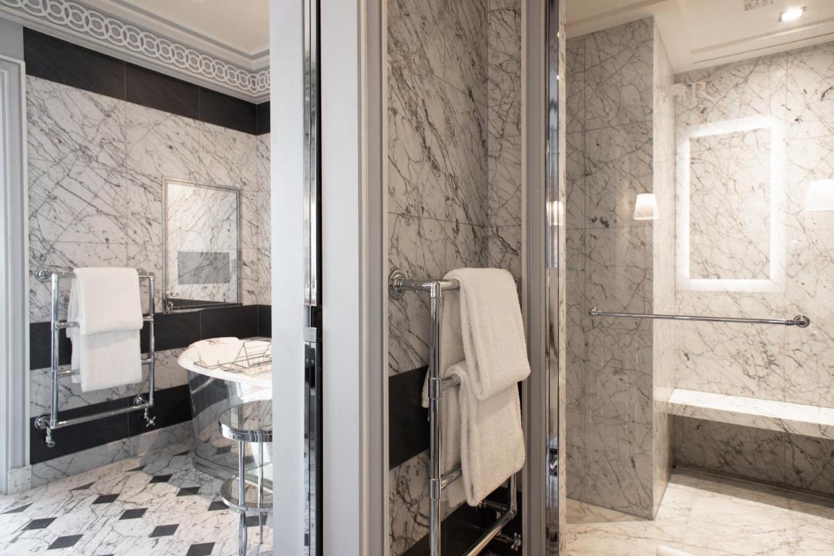 Salle de bains dans l'établissement La Réserve Paris Hotel & Spa