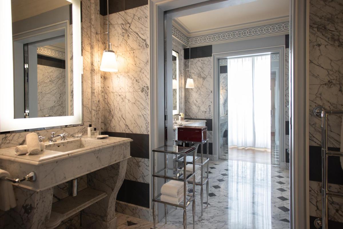 Salle de bains dans l'établissement La Réserve Paris Hotel & Spa