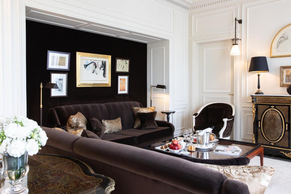 Coin salon dans l'établissement La Réserve Paris Hotel & Spa