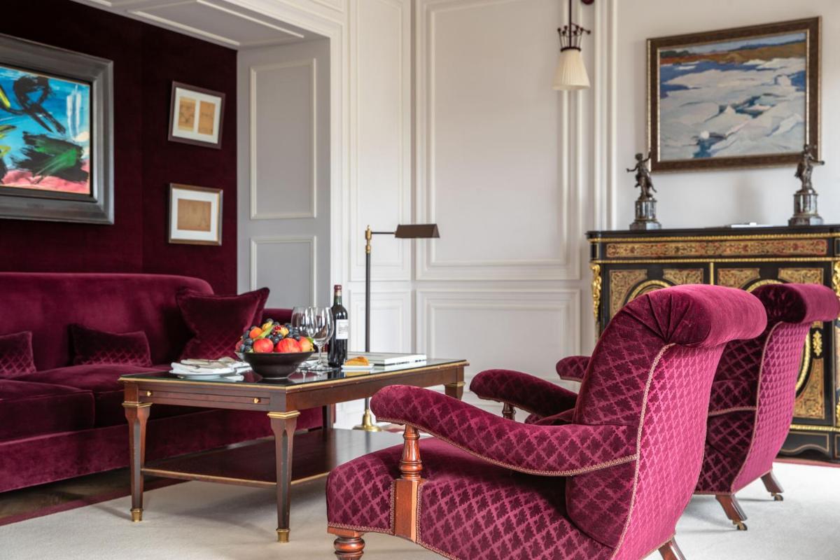 Coin salon dans l'établissement La Réserve Paris Hotel & Spa