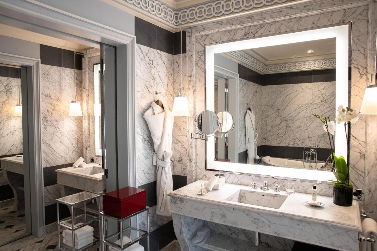 Salle de bains dans l'établissement La Réserve Paris Hotel & Spa