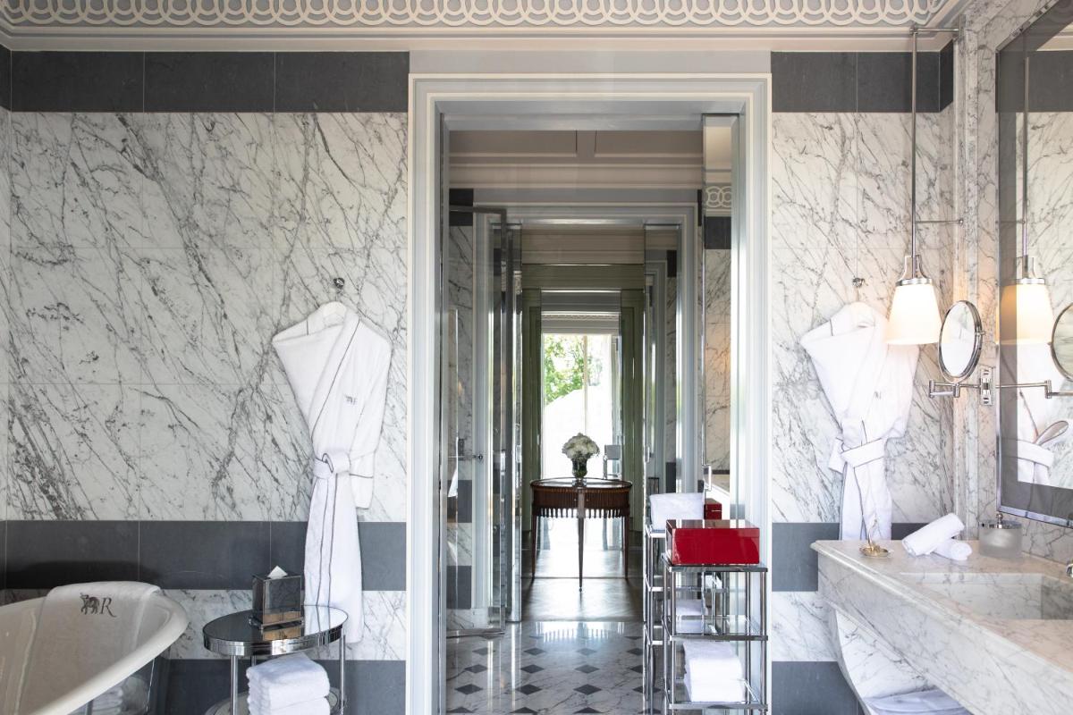 une salle de bain avec une baignoire et un lavabo dans l'établissement La Réserve Paris Hotel & Spa, à Paris