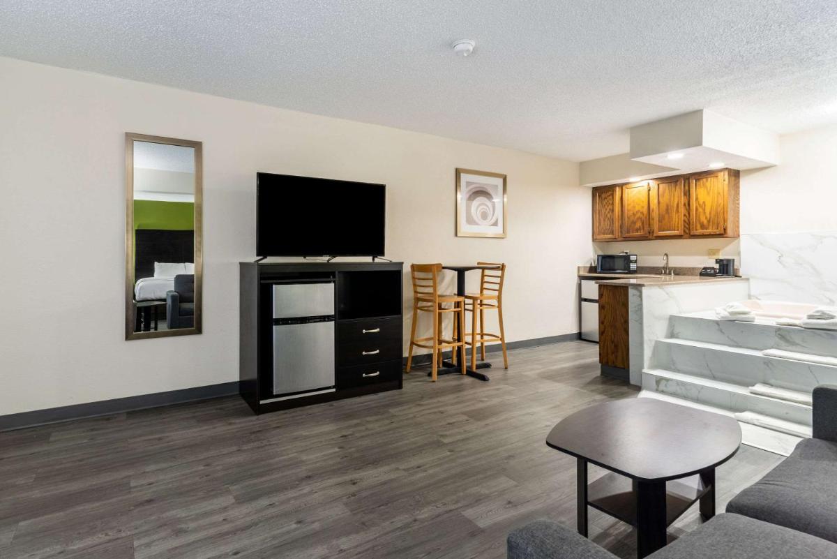 Quality Inn & Suites Vandalia near I-70 and Hwy 51 - Housity