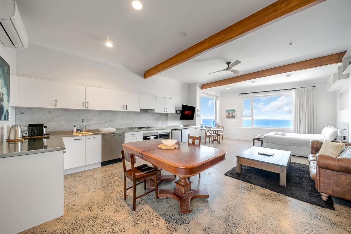 Upscale Cliffside Studio with Ocean Views North Bondi - Housity