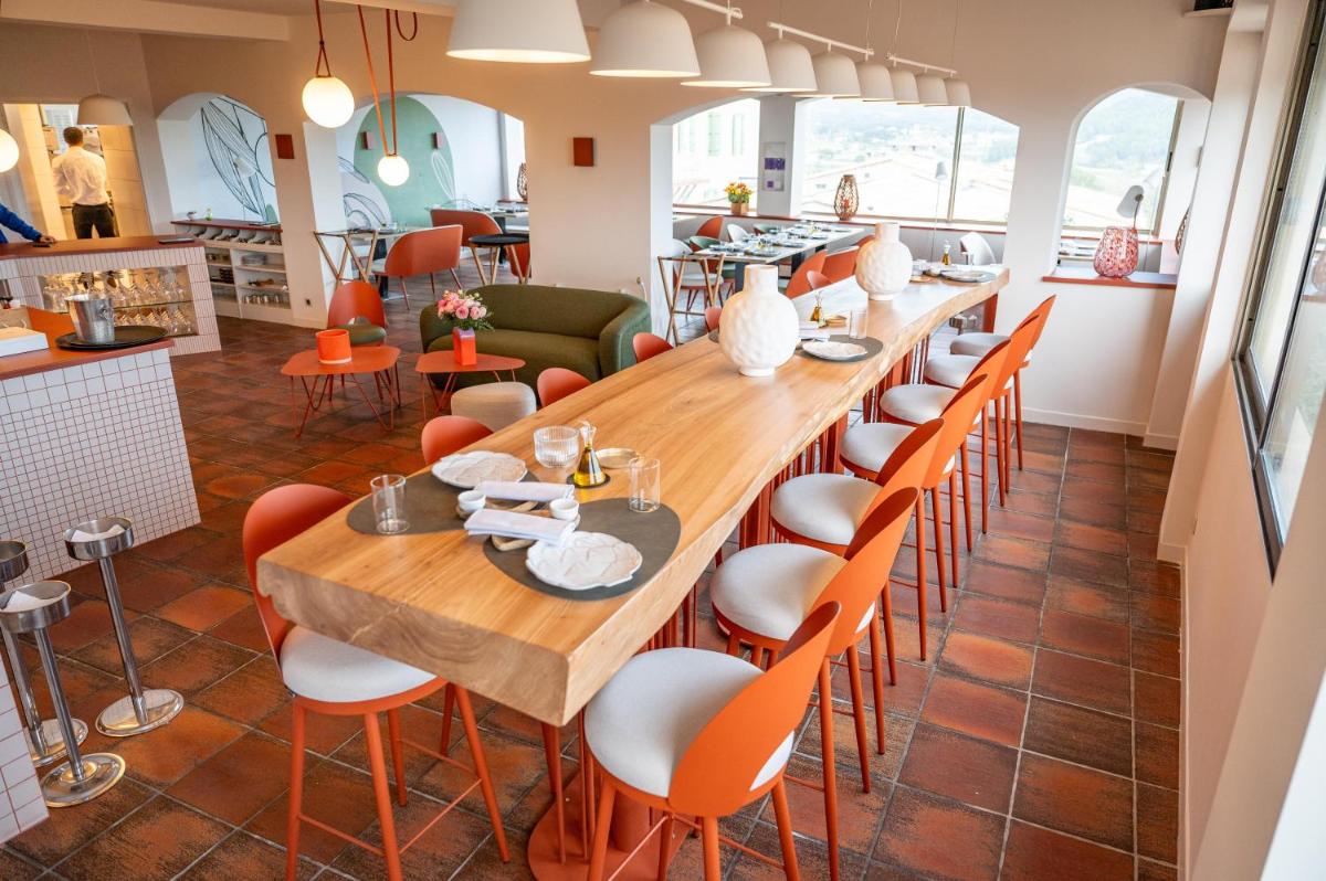 une grande salle à manger avec une longue table et des chaises dans l'établissement Maison Bérard Hôtel - Restaurant - Spa, à La Cadière-dʼAzur