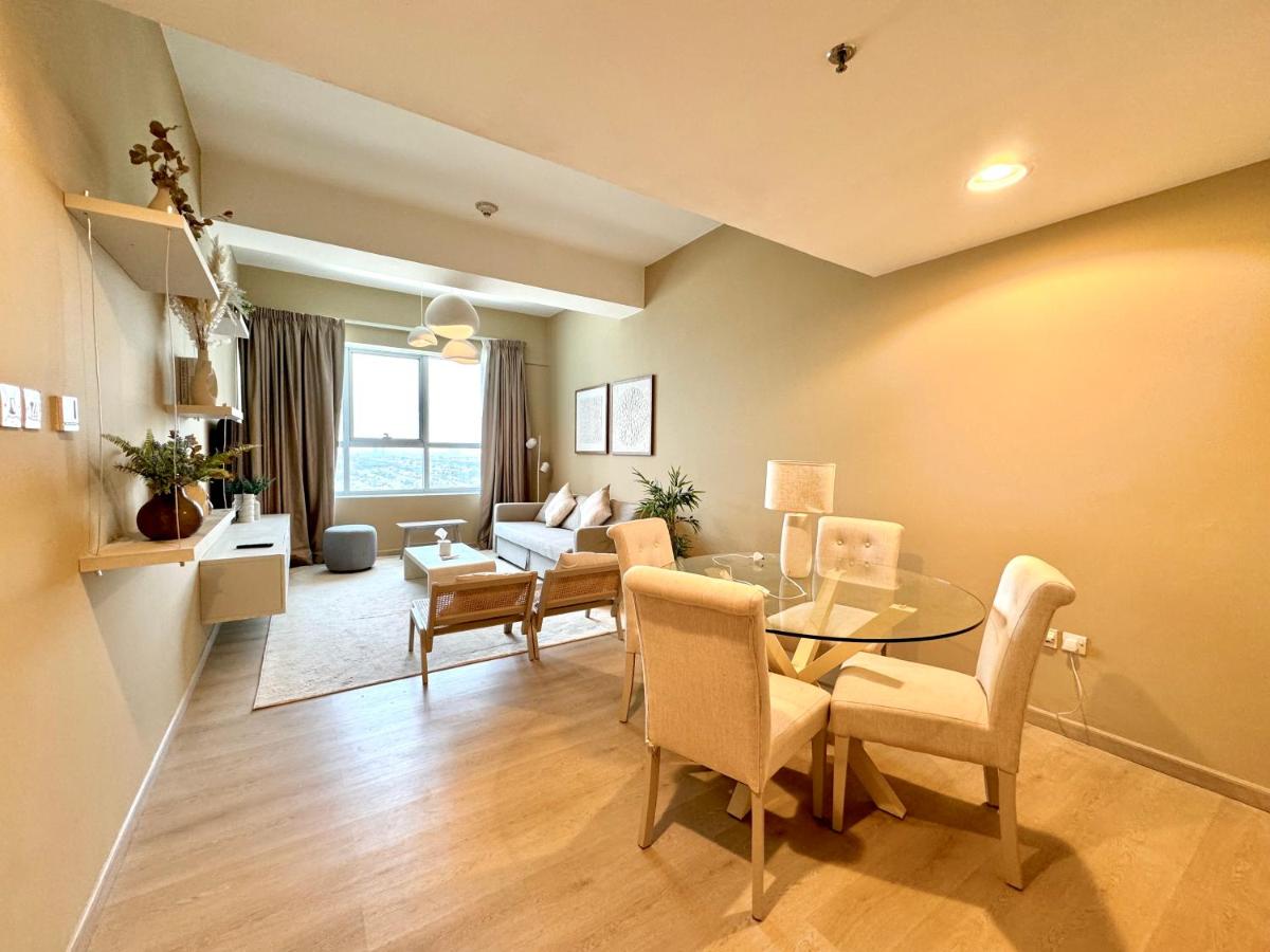 Urban Oasis Stylish JLT Apartment with Lake Views - Housity