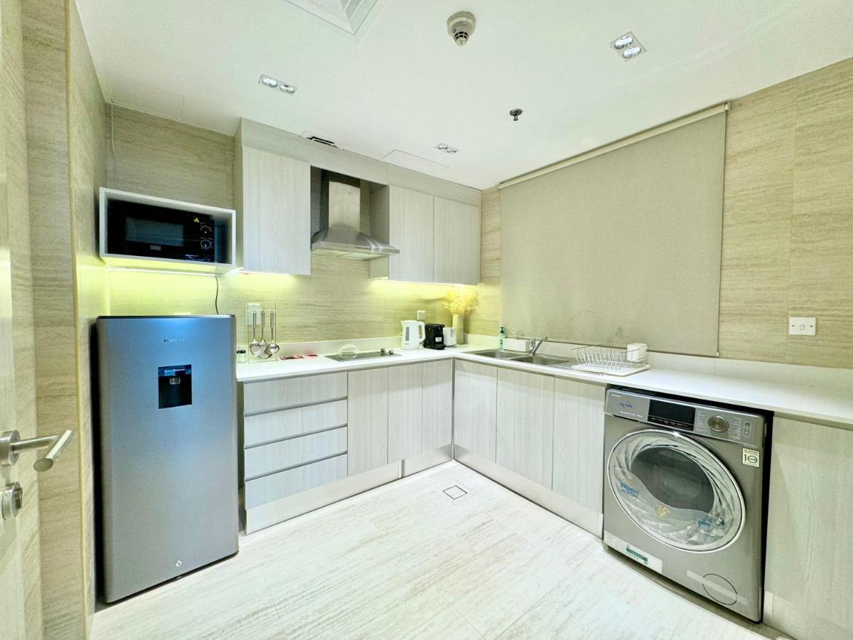 Urban Oasis Stylish JLT Apartment with Lake Views - Housity