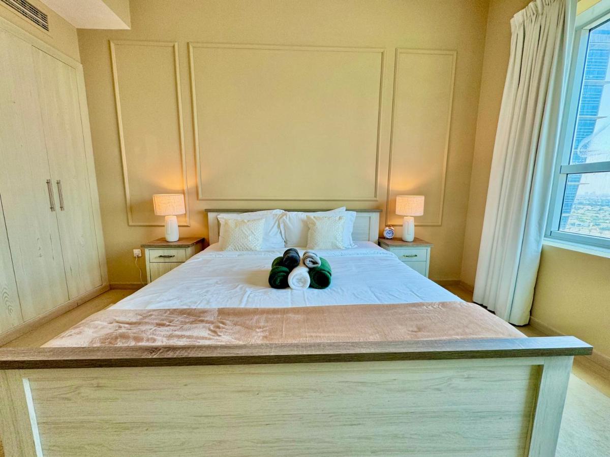Urban Oasis Stylish JLT Apartment with Lake Views - Housity