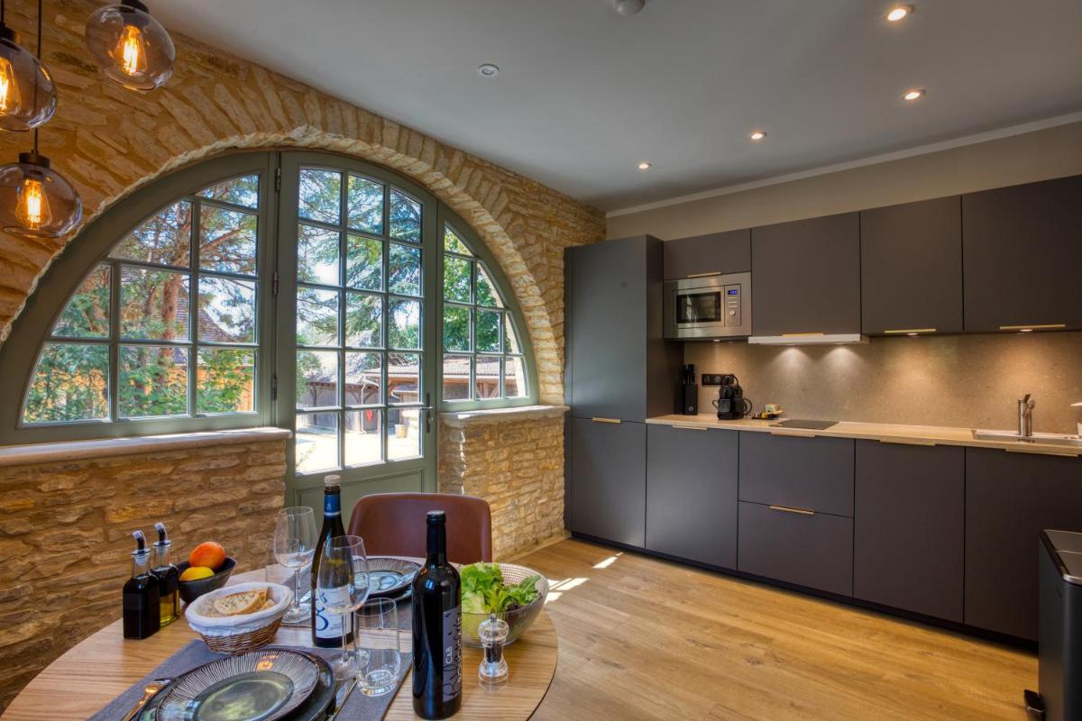 Cuisine ou kitchenette dans l'établissement La Perle de Domme