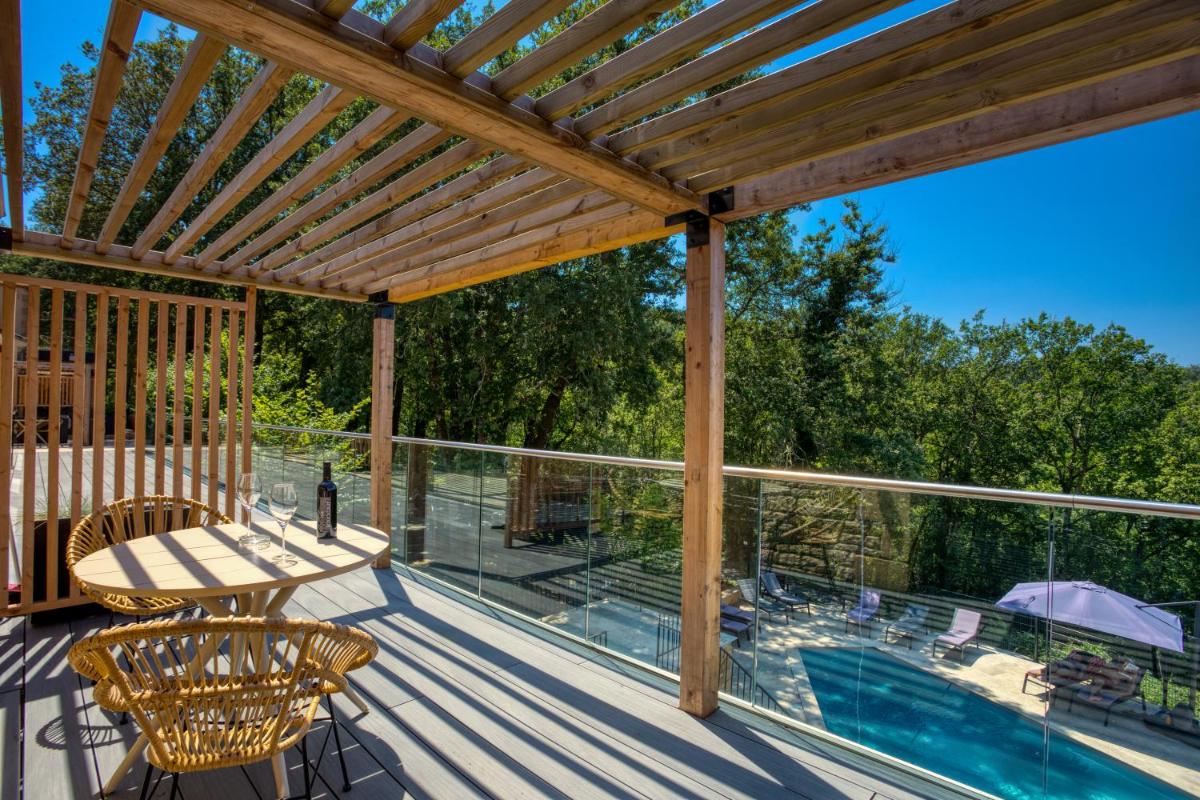 Piscine de l'établissement La Perle de Domme ou située à proximité