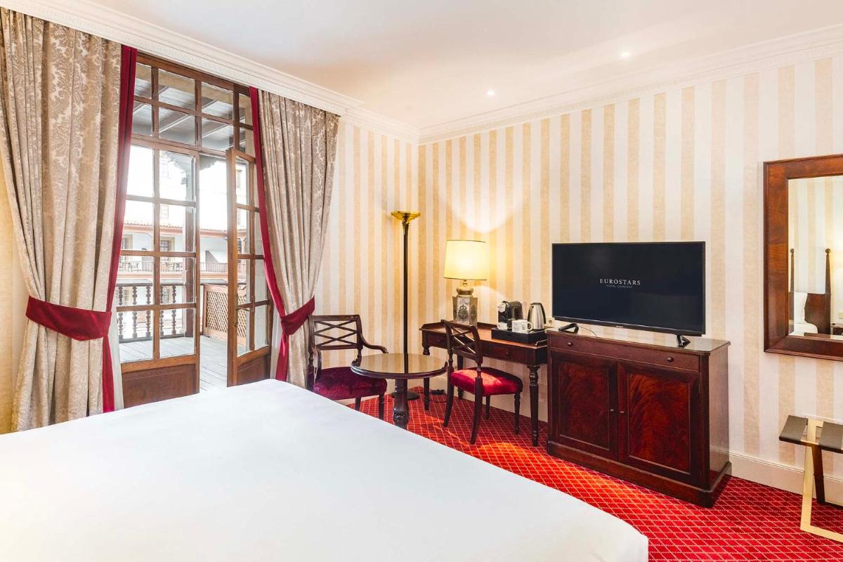 Una televisión o centro de entretenimiento en Eurostars Hotel de la Reconquista
