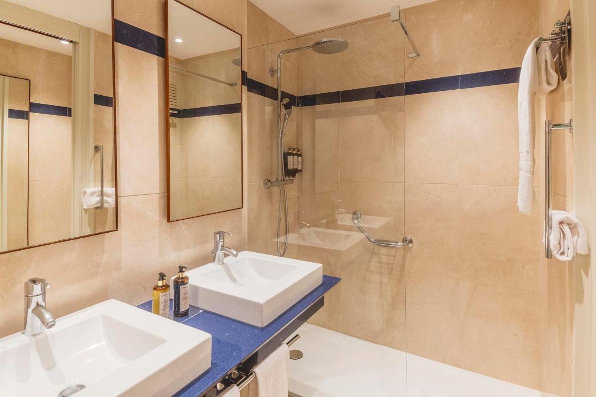 Un baño de Eurostars Hotel de la Reconquista