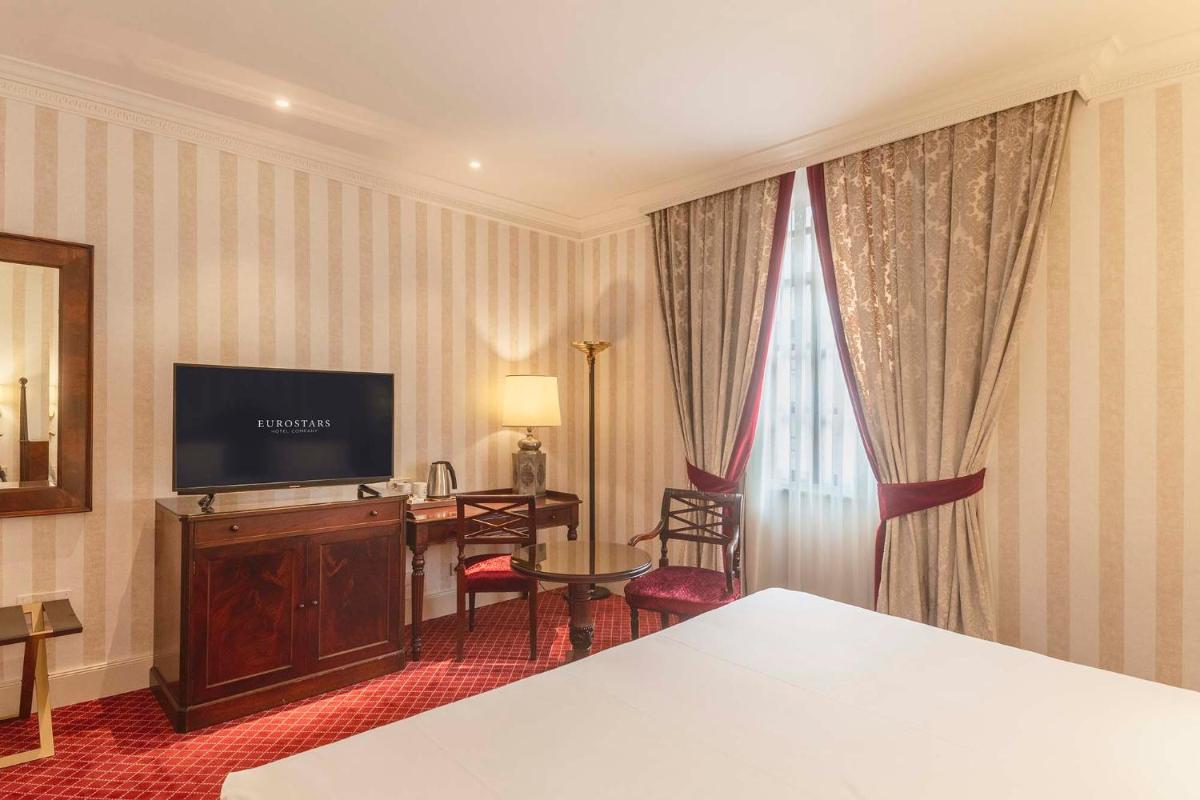 Una televisión o centro de entretenimiento en Eurostars Hotel de la Reconquista