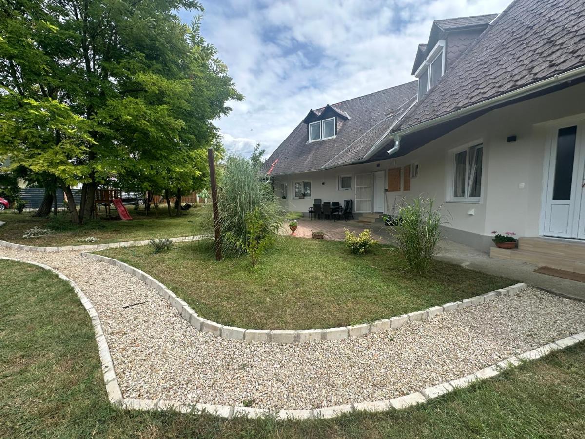 Levendulakert Siófok Apartmanház - Housity