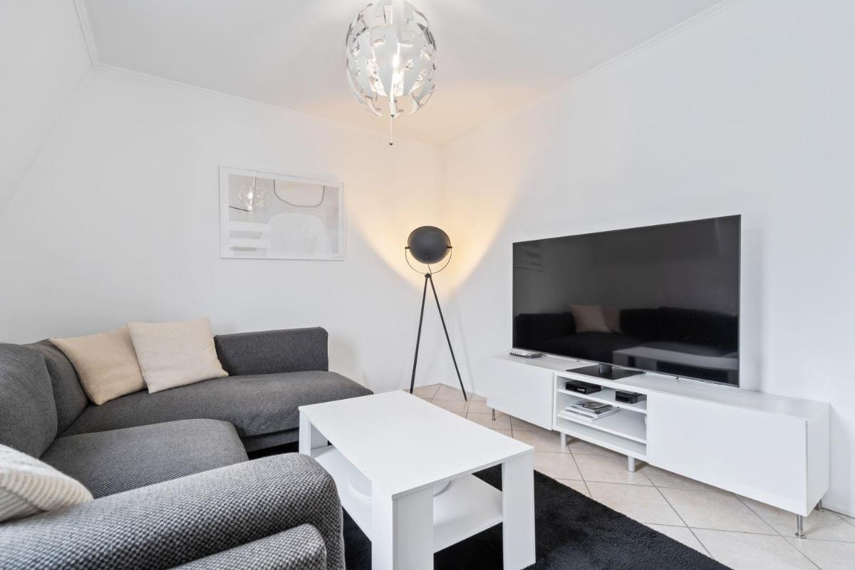 Modern 1BR Apt with Balcony & City View - Housity
