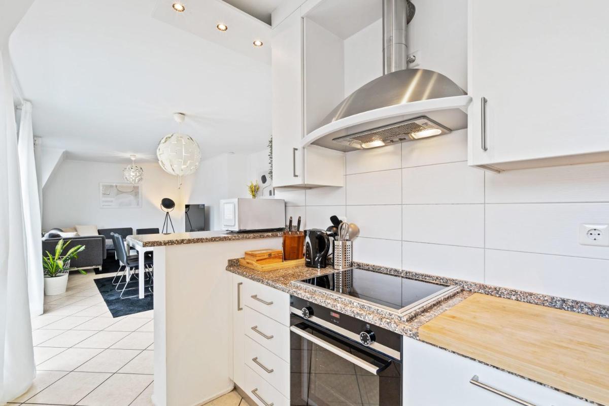 Modern 1BR Apt with Balcony & City View - Housity