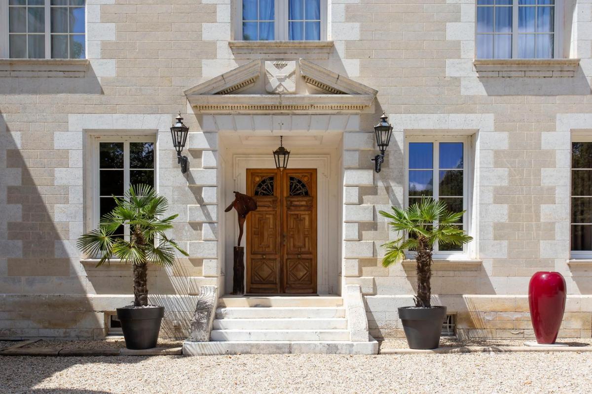 Chateau de Bellevue B&B et Appartements avec Piscine saisonal chauffée et Chambres partout climatisées - Housity