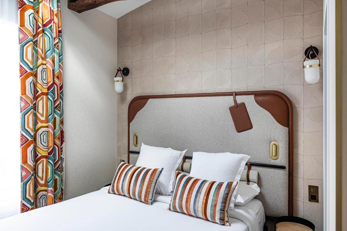 Un ou plusieurs lits dans un hébergement de l'établissement Hôtel Hiro Paris